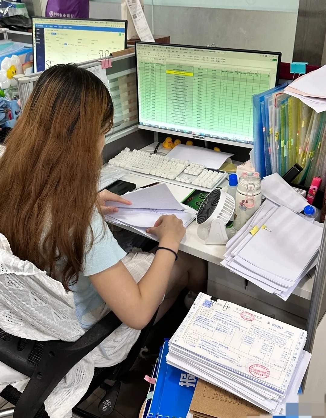 昨天公司招会计,来了个文静的女生面试.她问:"工资到底是 5000 还是 7